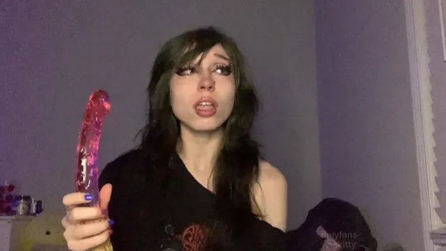 ngu ngốc emo nhổ nước bọt và khám phá gummy worm đôi dildo mới