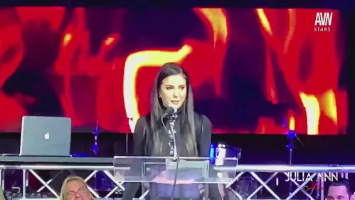 JuliaAnnLive: Buổi Châm Biếm AVN Của Tôi Tiếp Tục - Joanna Angel Phía Sau Hiện Trường