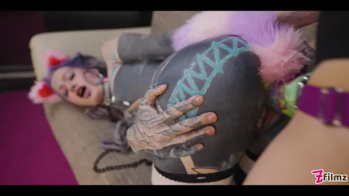 Z-Filmz Anuskatzz 和 Miss Flora 支配 Pussy